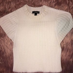 Ribbed, sleeveless turtleneck.